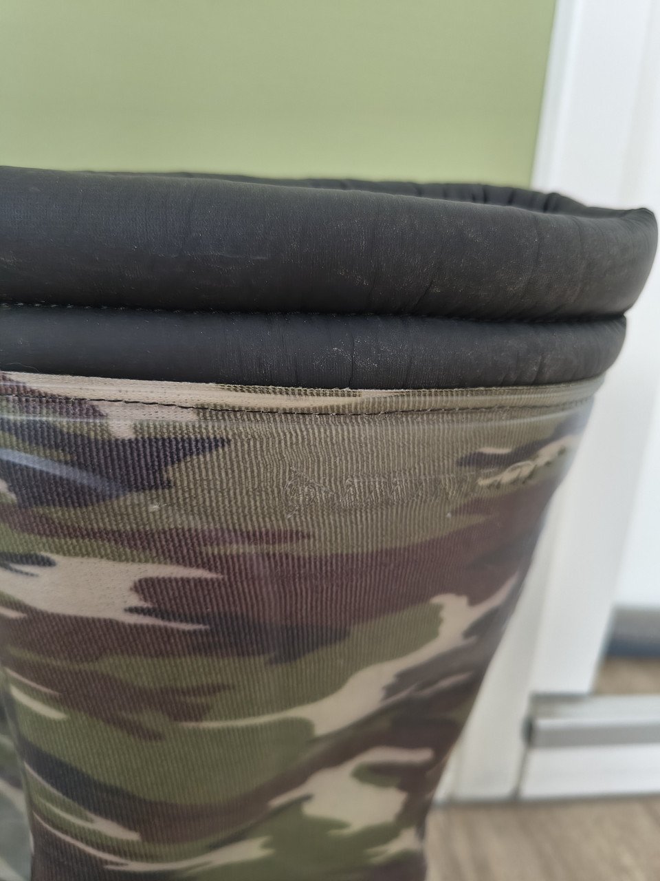 Mooie groene gevoerde camouflage regenlaarzen Dunlop, 38.
