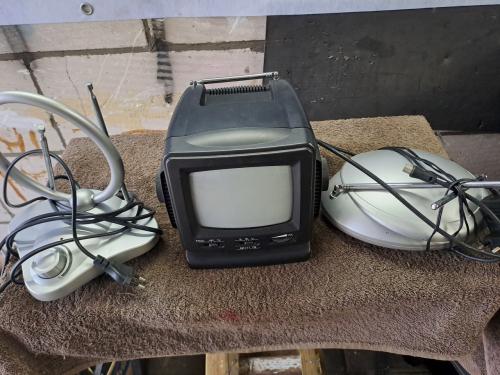 Te koop mini tv met toebehoren