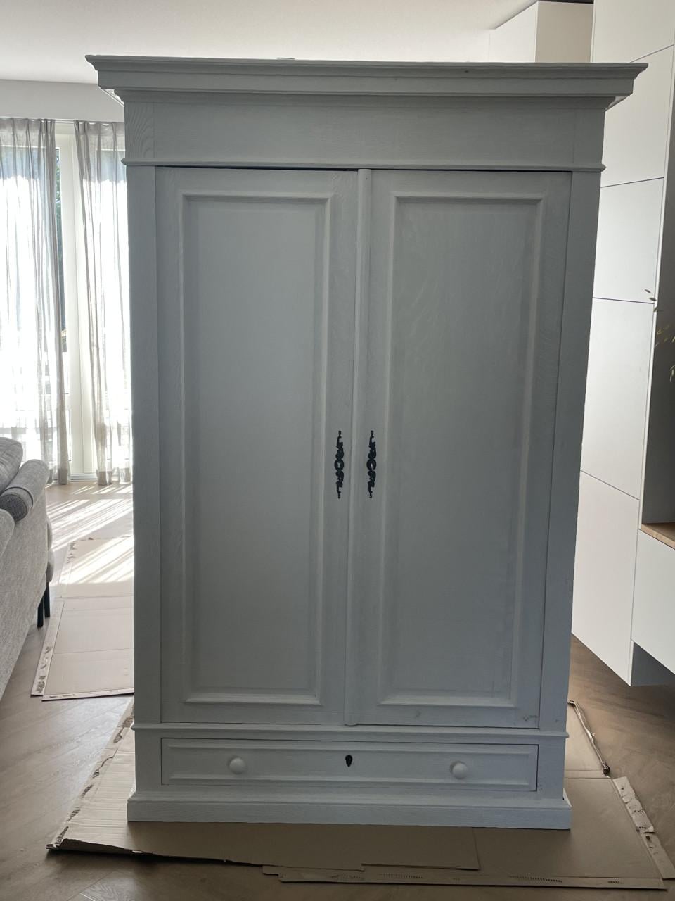 Mooie oude demontabele kledingkast