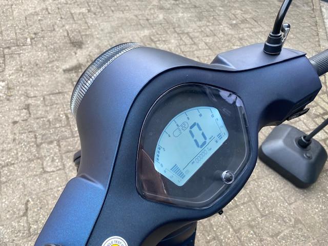 Direct leverbaar nieuwe Santini Capri Vespa scooters actie  1729 klaar