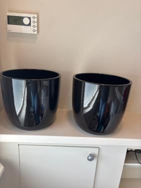 Twee zwarte bloempotten
