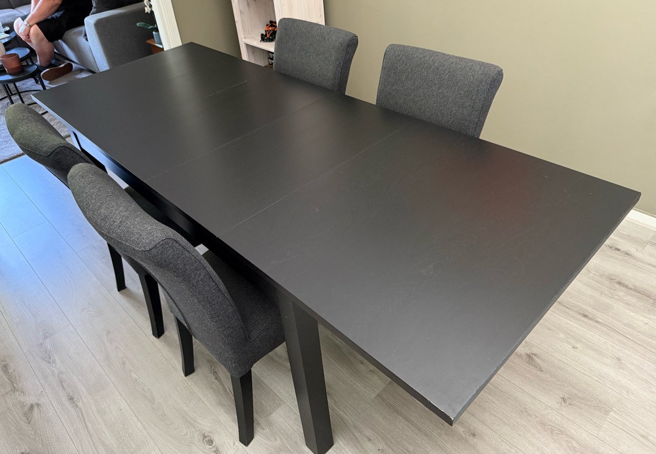 Tafel met stoelen