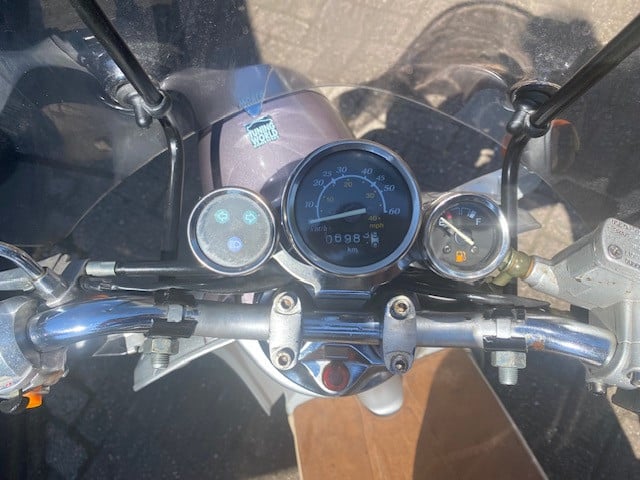 Zeer nete handzame scooter niet te hoog met windscherm en weinig km 499 eur
