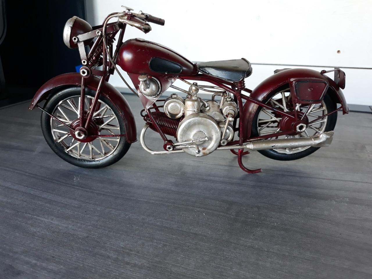 Varkend zittend met gele laarzen - decoratie - 30cm