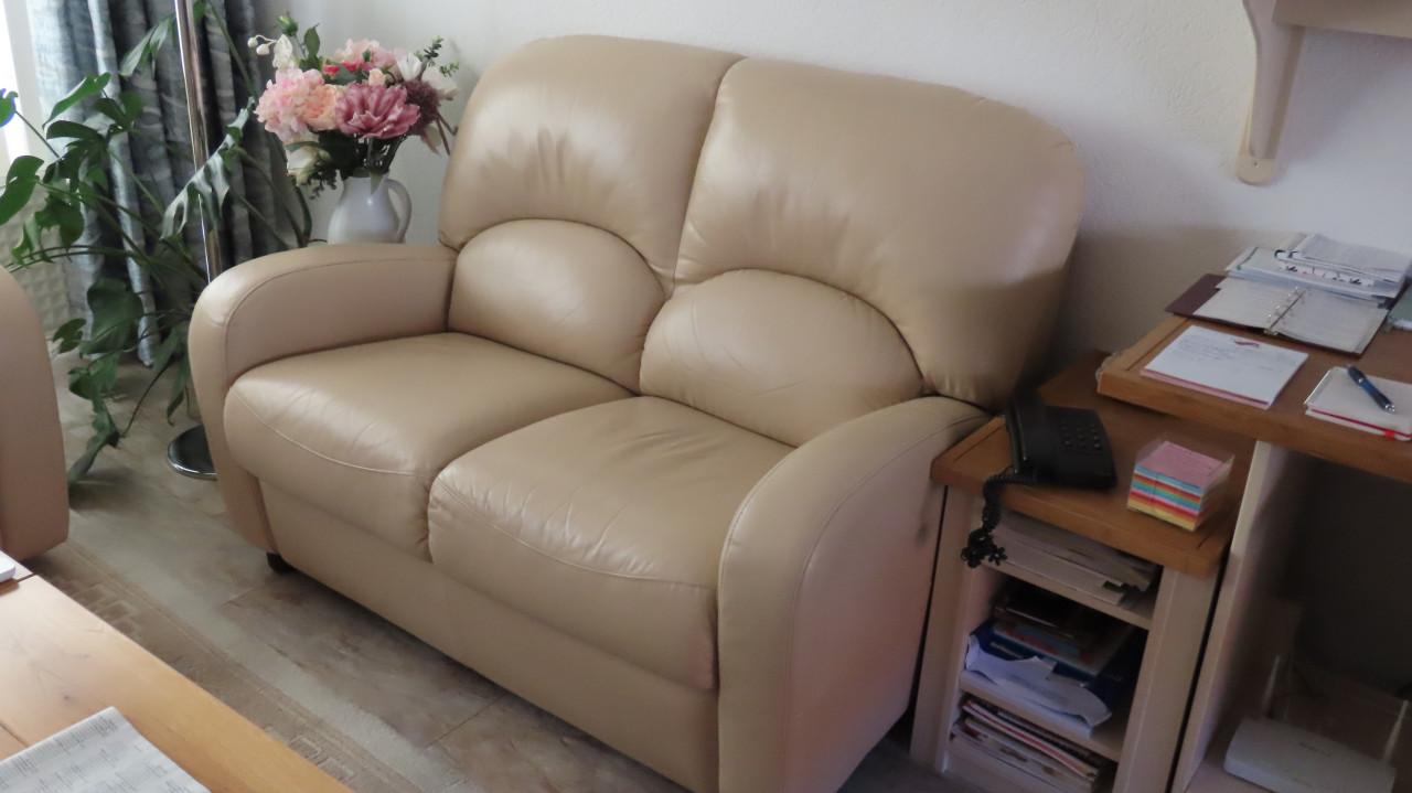 Twee Bankjes leer, waarvan èèn met relaxzit Koopje