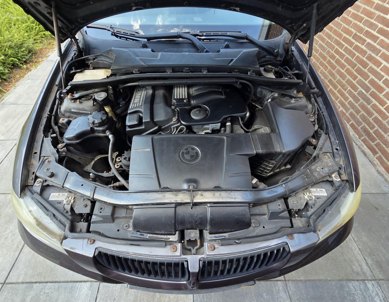 BMW 320i sedan uit 2005 in antracietgrijs.