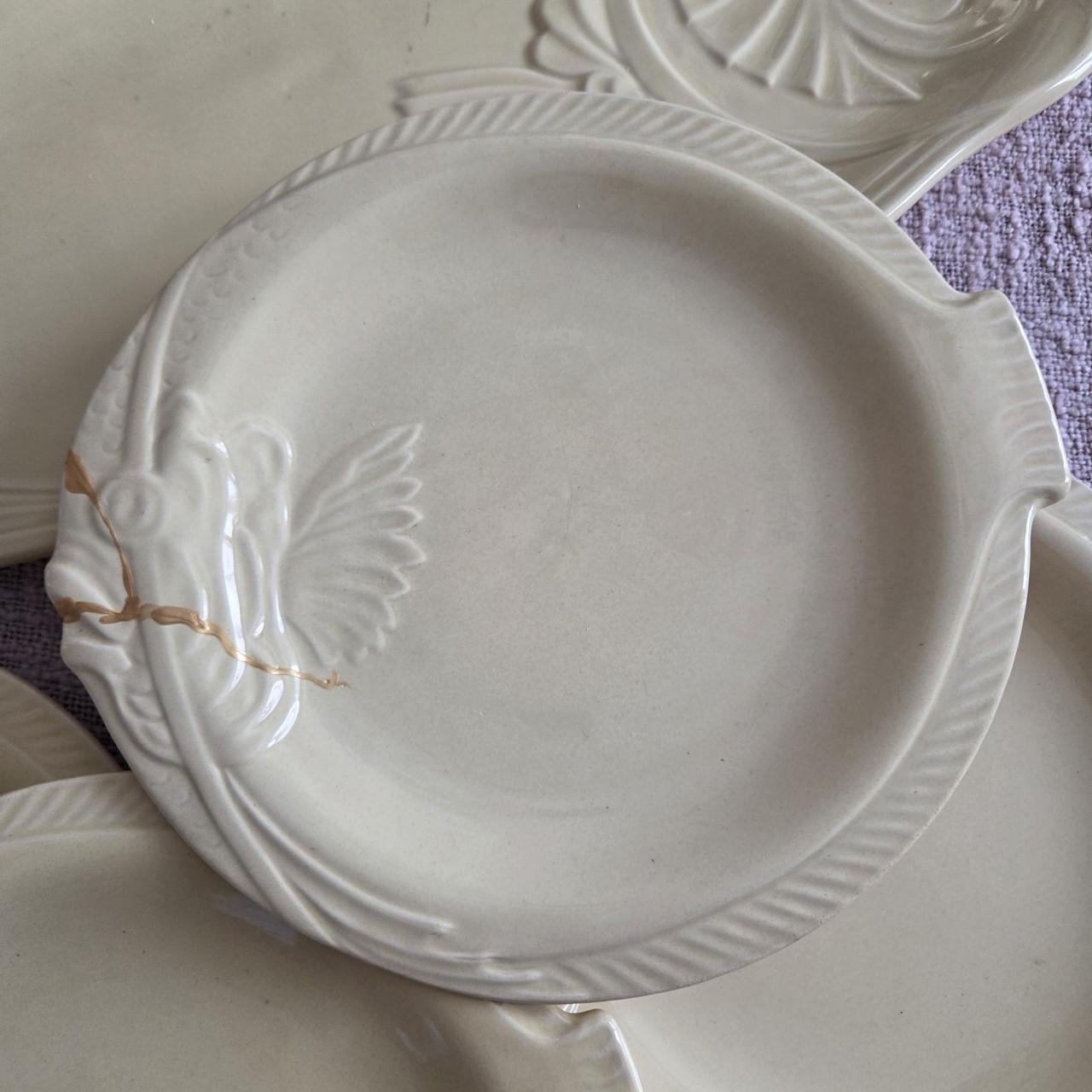 Art deco boterkleurig visservies, 6 borden plus serveerschaal