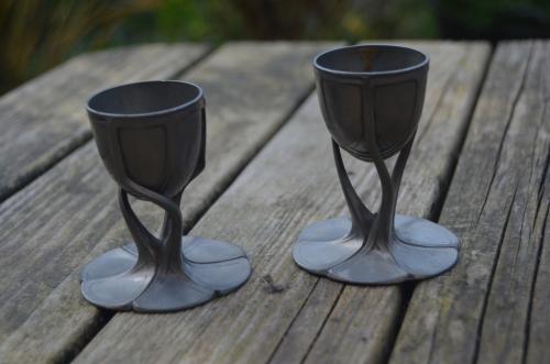 2 Tinnen Art Nouveau / Jugendstil tinnen eierdopjes