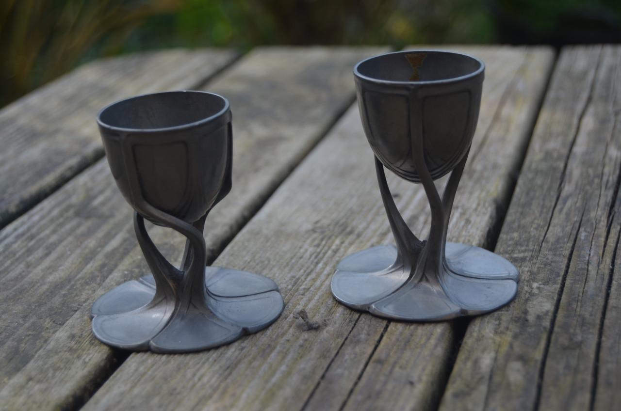 2 Tinnen Art Nouveau / Jugendstil tinnen eierdopjes