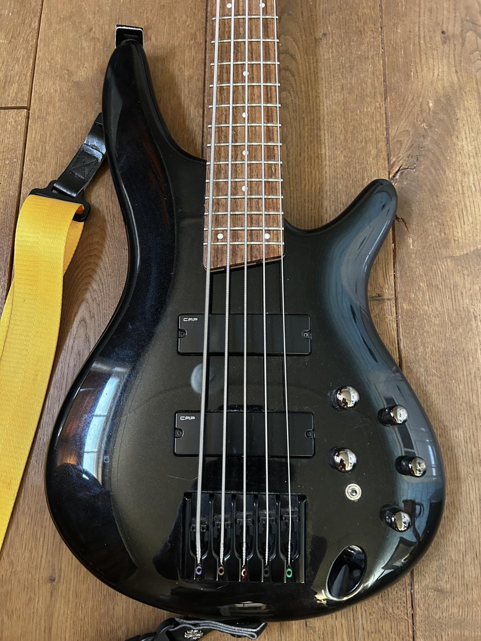5-snarige Ibanez SR305 basgitaar