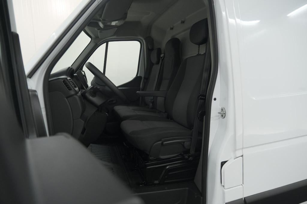 Renault Master t35 2.3 dci 135 l2h2 comfort | camera | vloerplaat | navigat