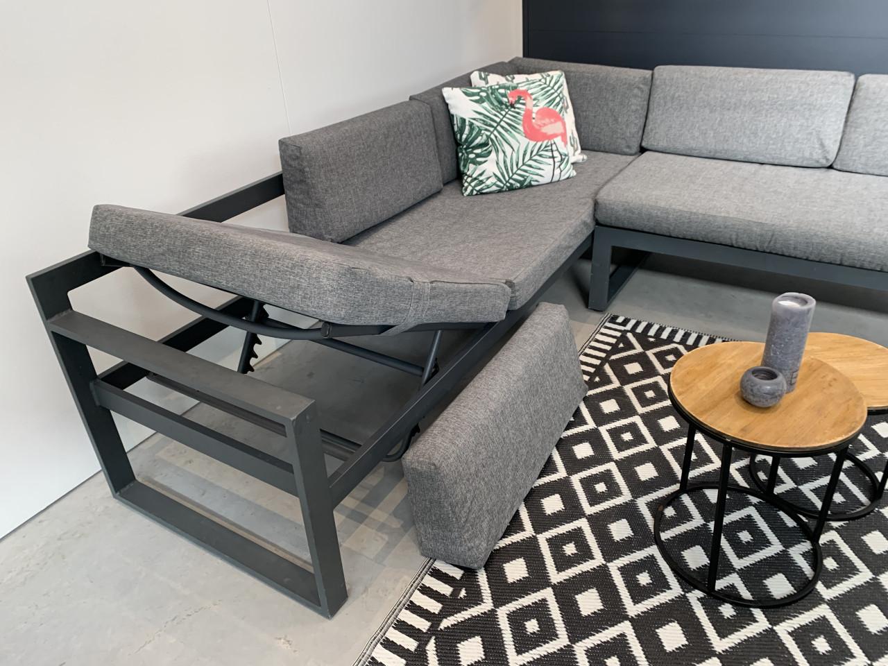 Loungeset aluminium grijs met grijze kussens en tafeltjes.