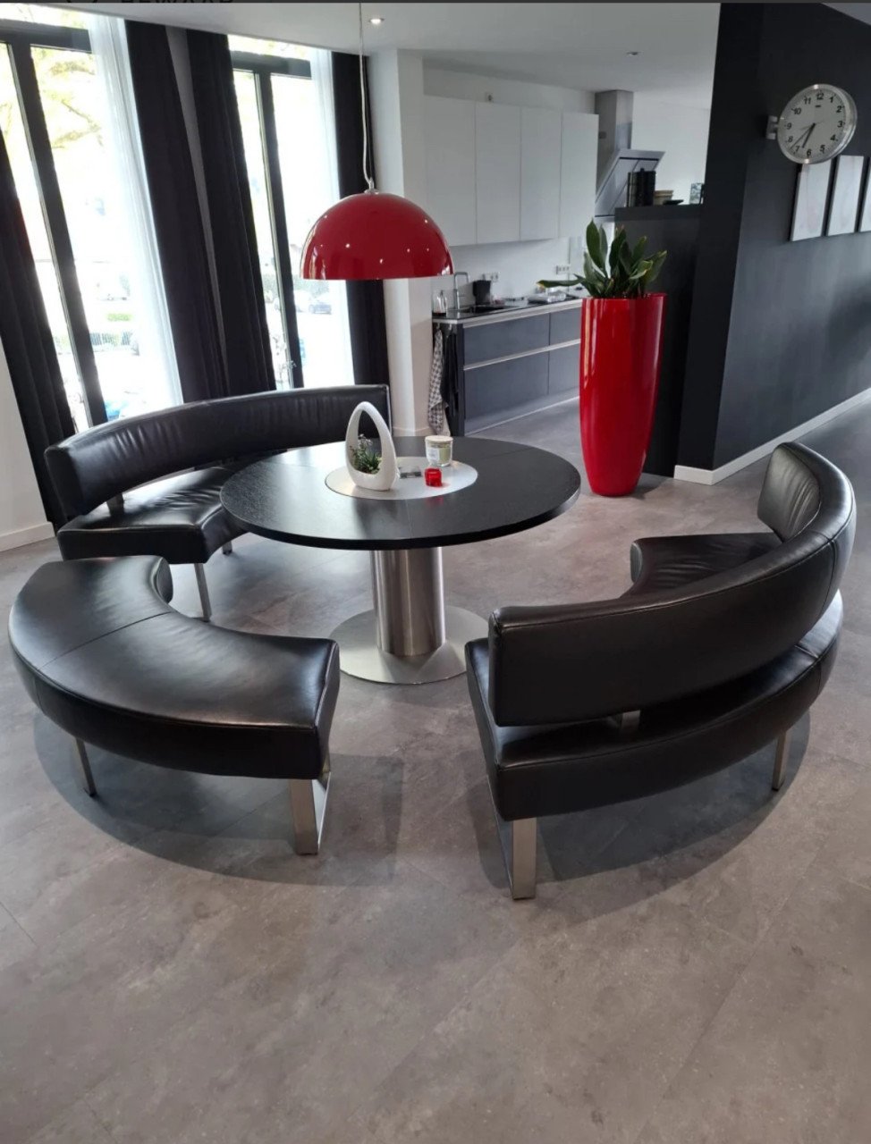 Design eettafel met ronde banken