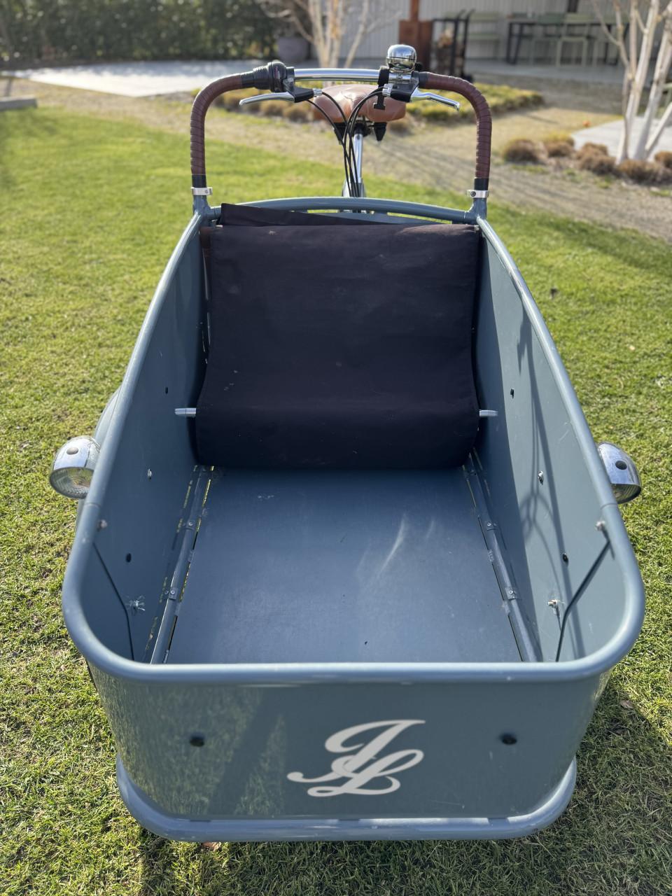 Johnny Loco bakfiets. Altijd binnen gestaan.