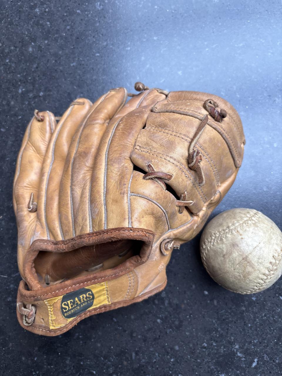 🧤 Vintage Sears Honkbalhandschoen + Bal