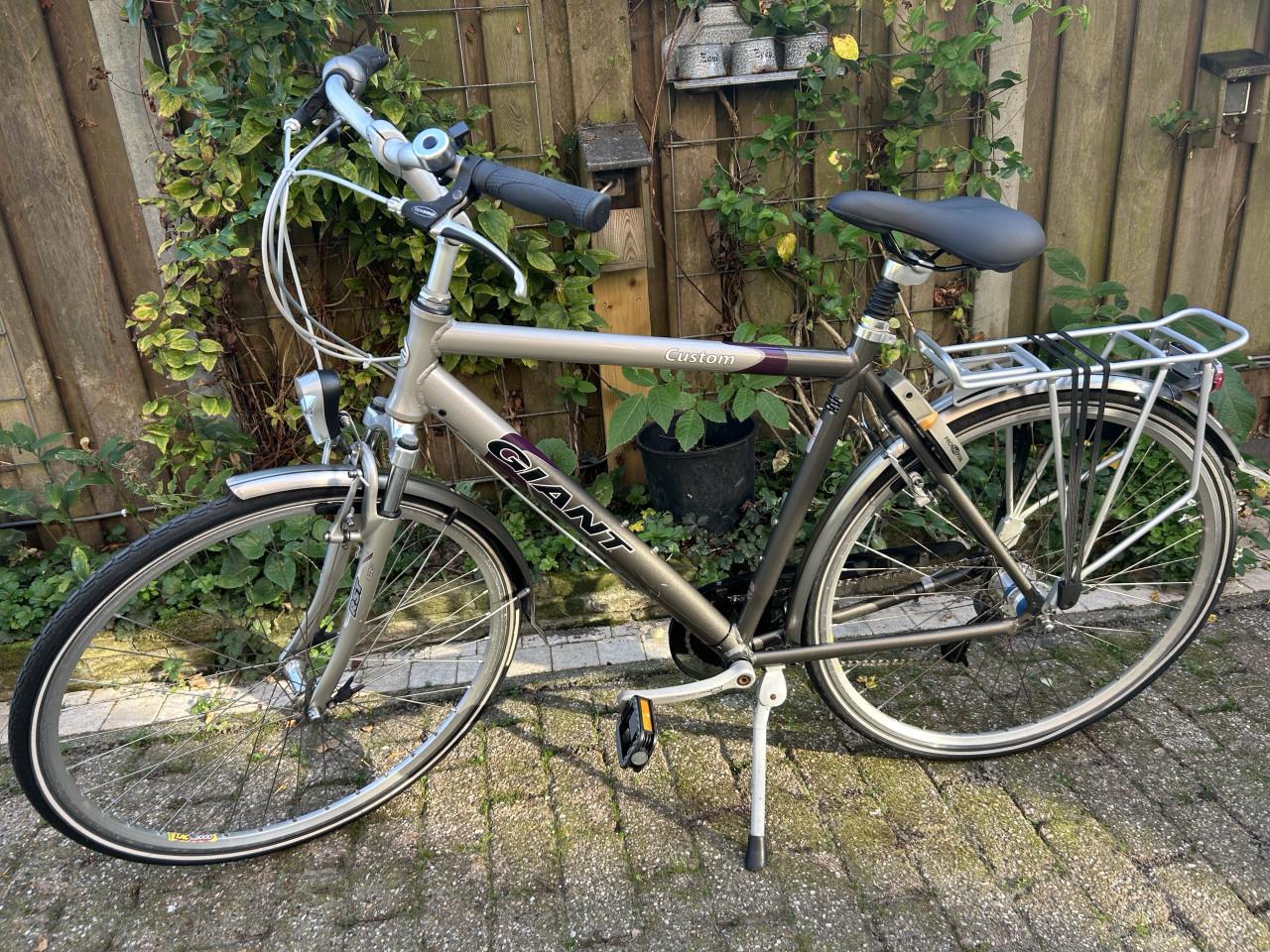Herenfiets Giant Custom Dual Drive versnellingen. Veel nieuwe onderdelen.