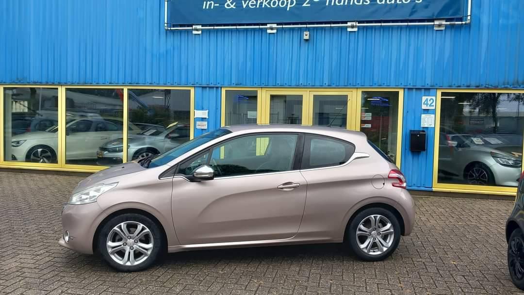 Peugeot 208 1.2 VTI Allure 3drs bj:2012 airco lm-velgen i.z.g.st