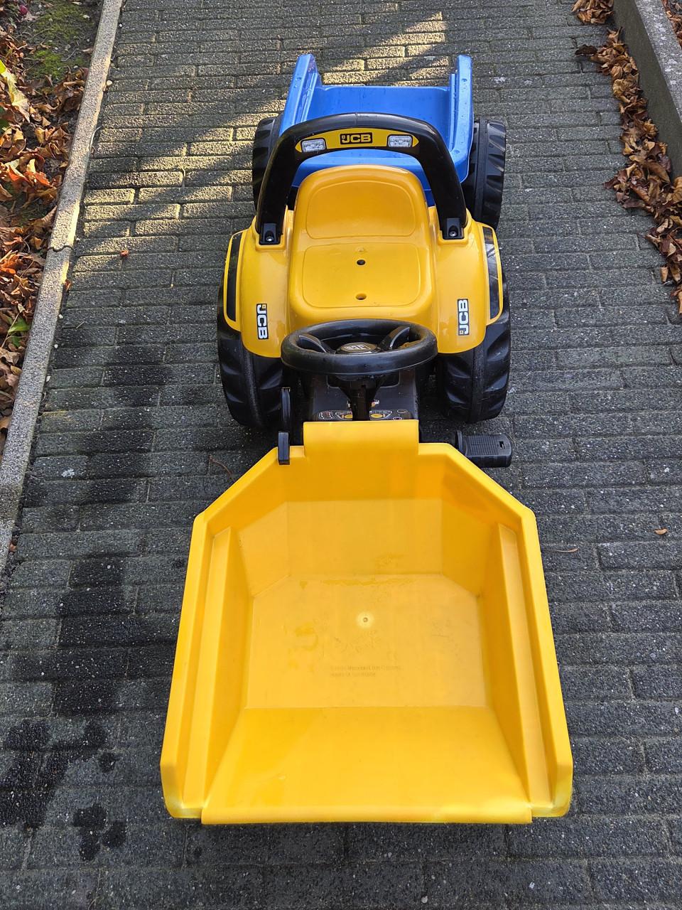 Traptractor met dumper en kar.