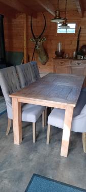 Eetkamertafel en stoelen