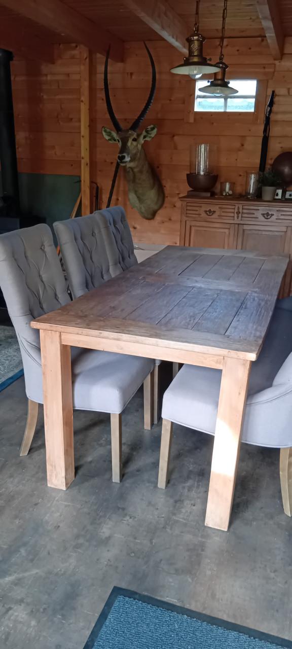 Eetkamertafel en stoelen