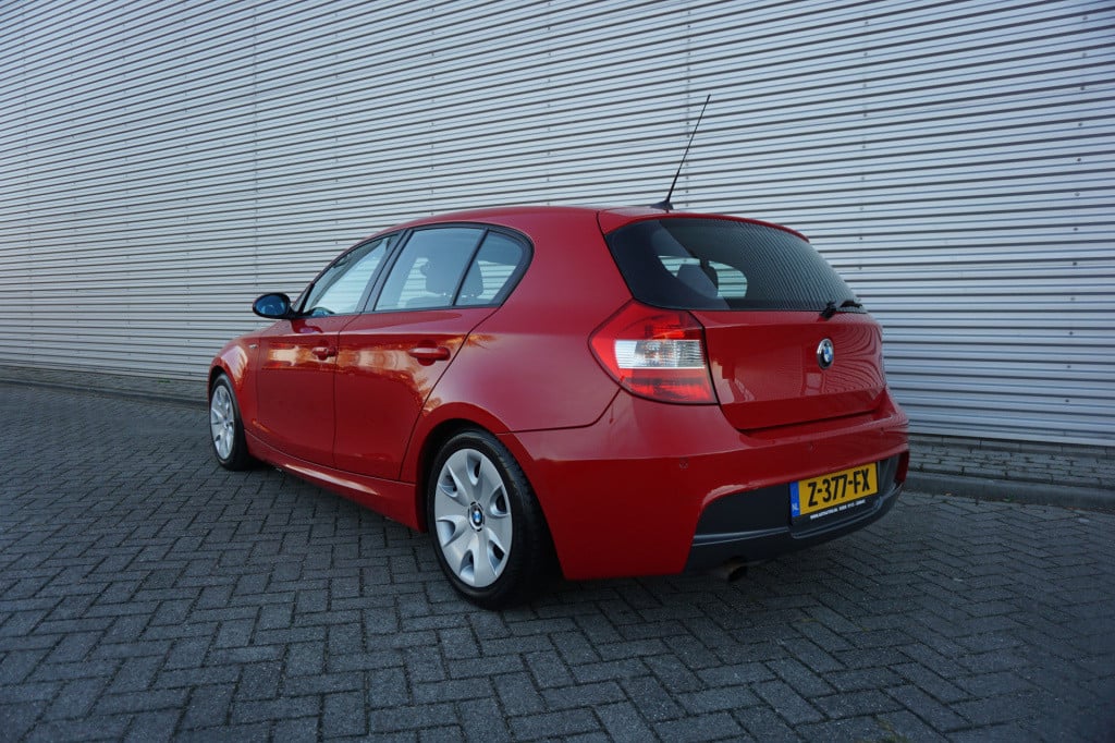 BMW 1 Serie 120i executive automaat - climate / navi / pano / cruise / park