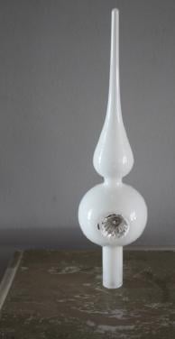 Witte glazen piek met deuk en bewerking