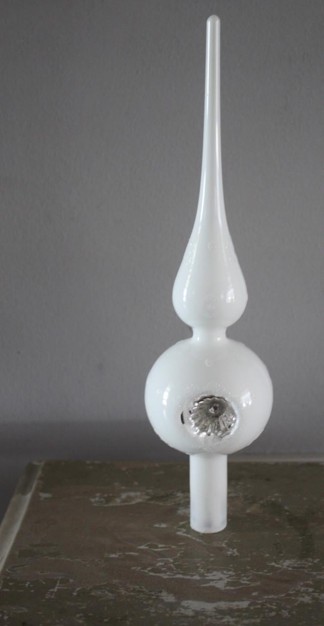 Witte glazen piek met deuk en bewerking