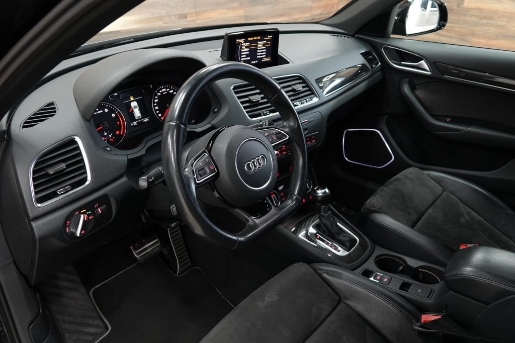 Audi Q3 s-line | drive select | bose | pdc |