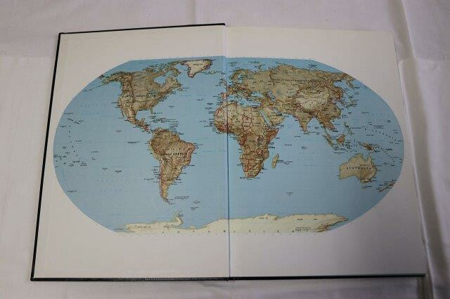 Grote Lekturama Wereldatlas Azië Het Spectrum BV €.10,00 Inhoud: