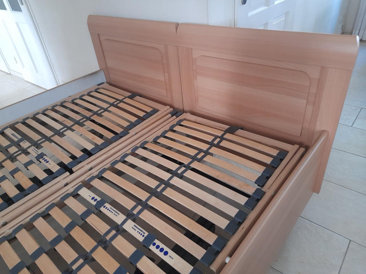 Elektrisch verstelbaar 2 persoons bed (verrijdbaar) in goede nette staat)