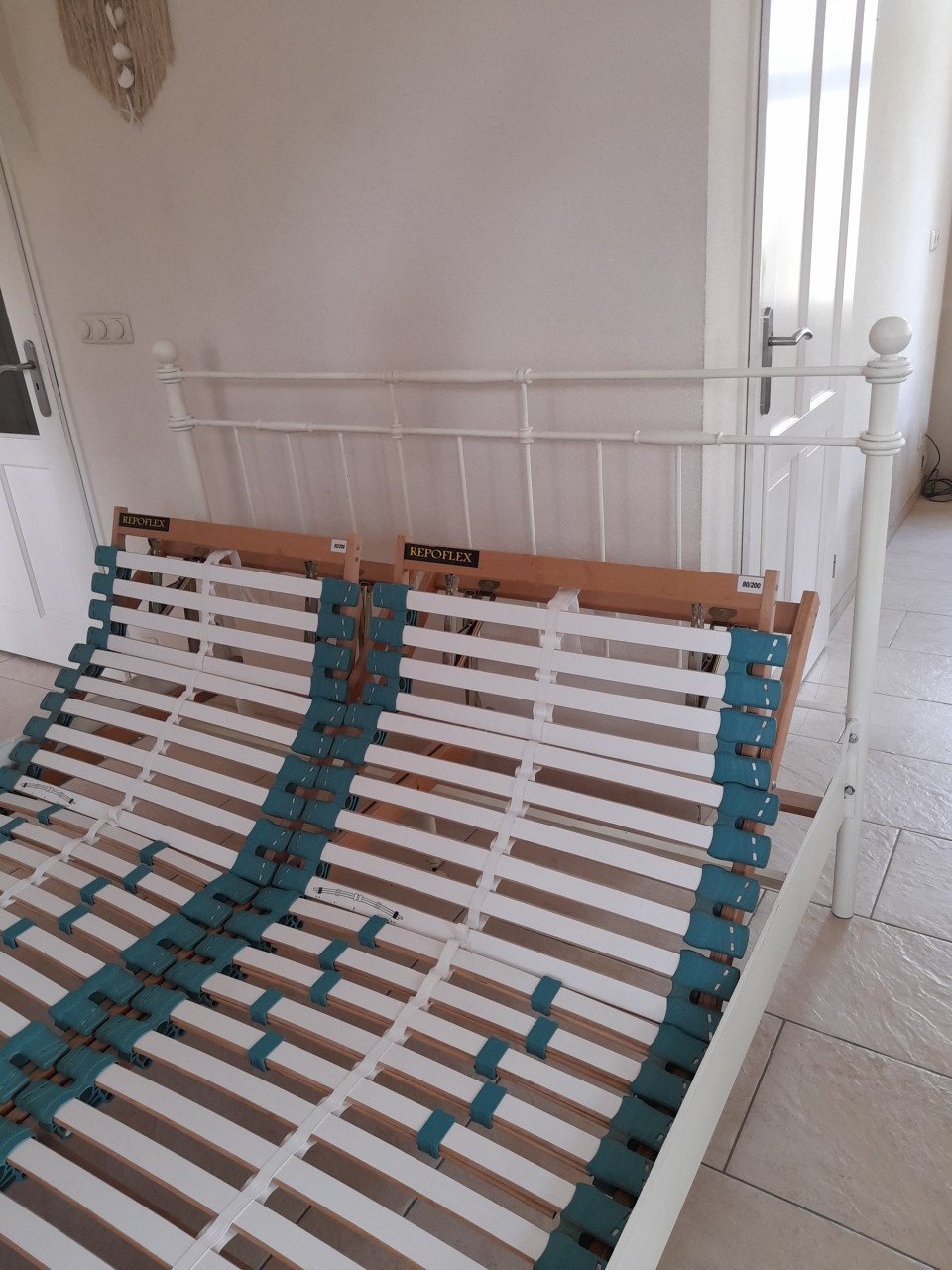 Ijzeren 2 p bed ( 160 x 200 ) met verstelbare lattenbodems (in goede staat)