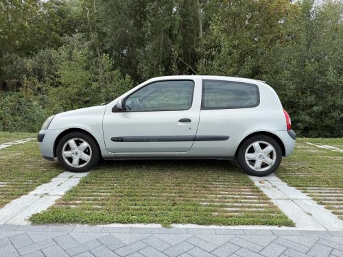Grijze Renault Clio 1.6 (2004) – 185.000 km – NIEUWE APK (Aug 2027) – Trekh