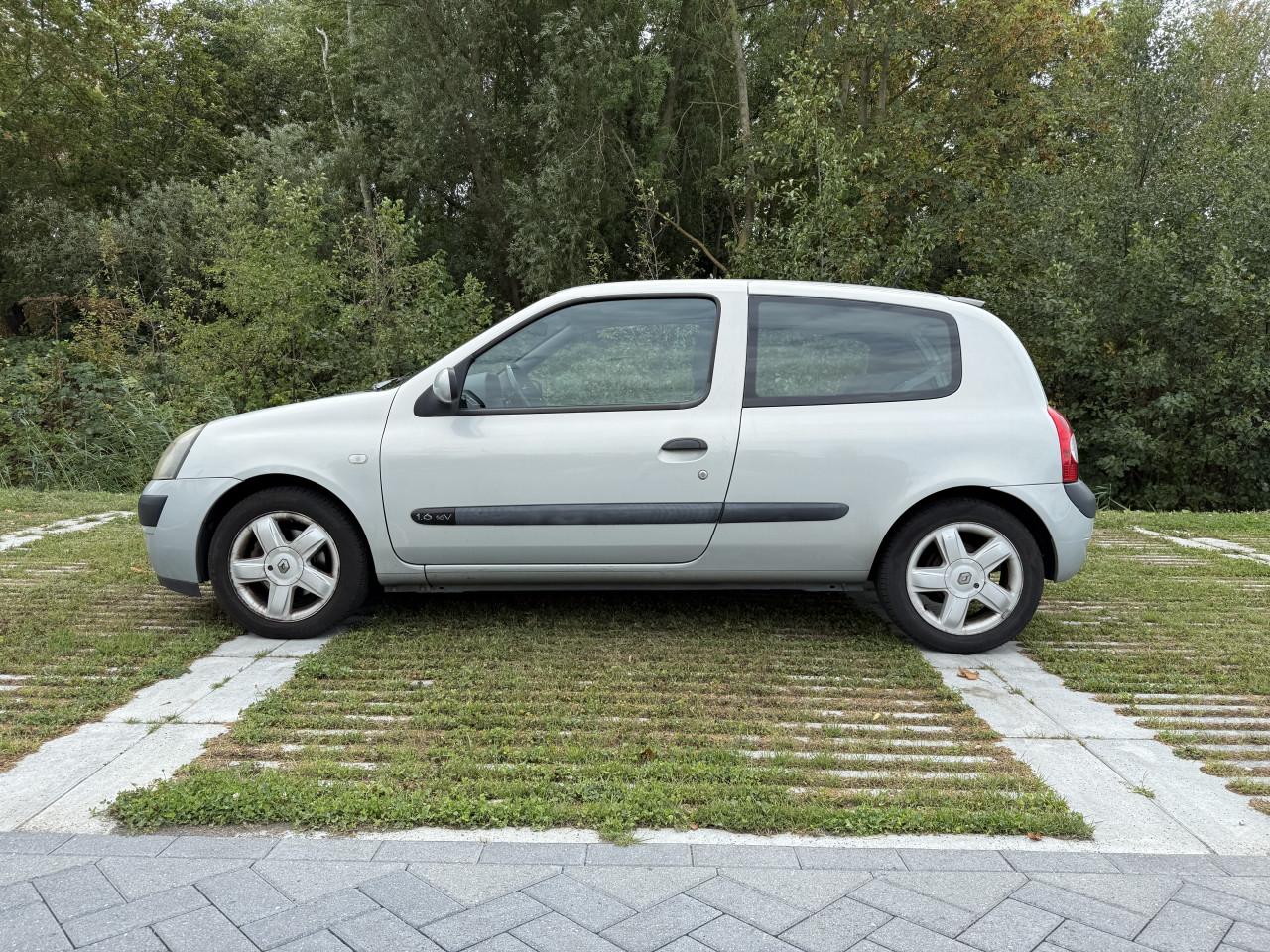 Grijze Renault Clio 1.6 (2004) – 185.000 km – NIEUWE APK (Aug 2027) – Trekh