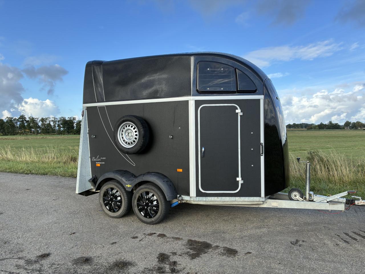 Prachtige 2 paards Humbaur Aero met zadelkamer en aluminium bodem