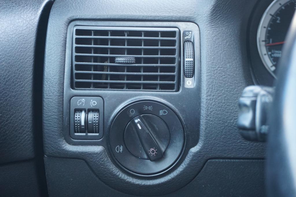 Volkswagen Golf 1.6-16v trendline airco / cruise / elektr. ramen / trekhaak