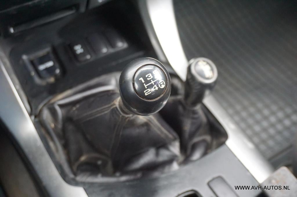 Toyota Land Cruiser 3.0 d-4d vx hr blind van, differentieel maakt herrie!!