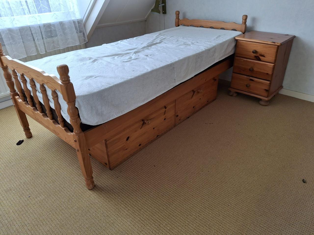 Logeerbed met nachtkastje en onderbergruimte