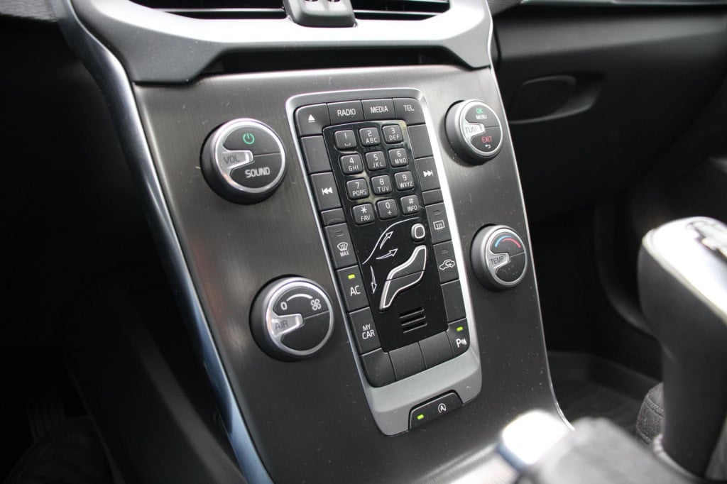 Volvo V40 1.6 t2 you! - xenon - cruise - pdc - high perf audio - dealer oh!