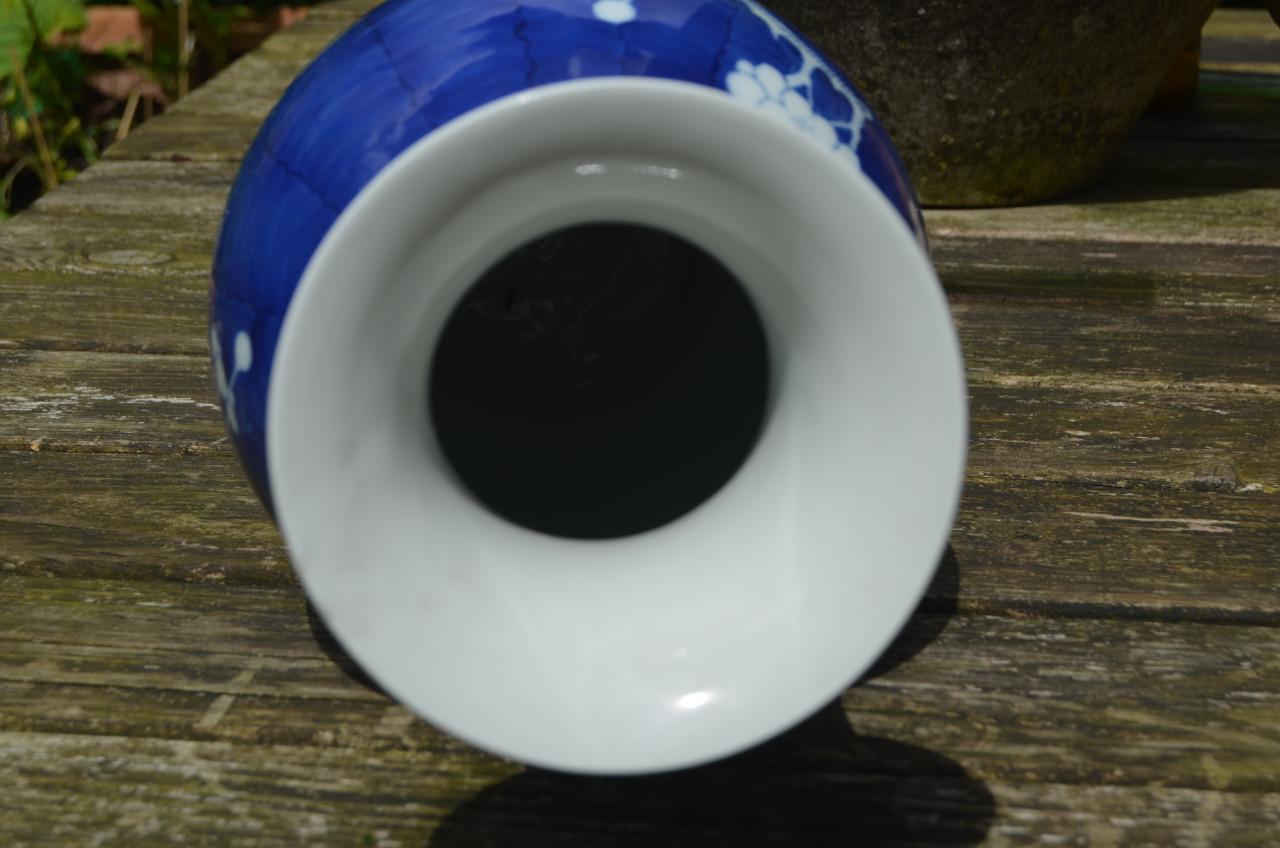 Mooie blauw/witte Chinese prunusvaas, gemerkt