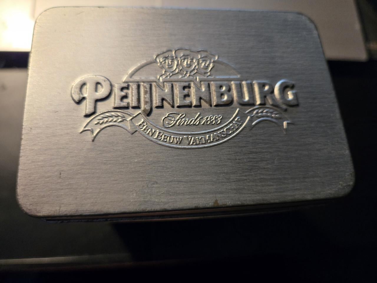 Vintage metalen bewaarblik van het Nederlandse merk Peijnenburg.