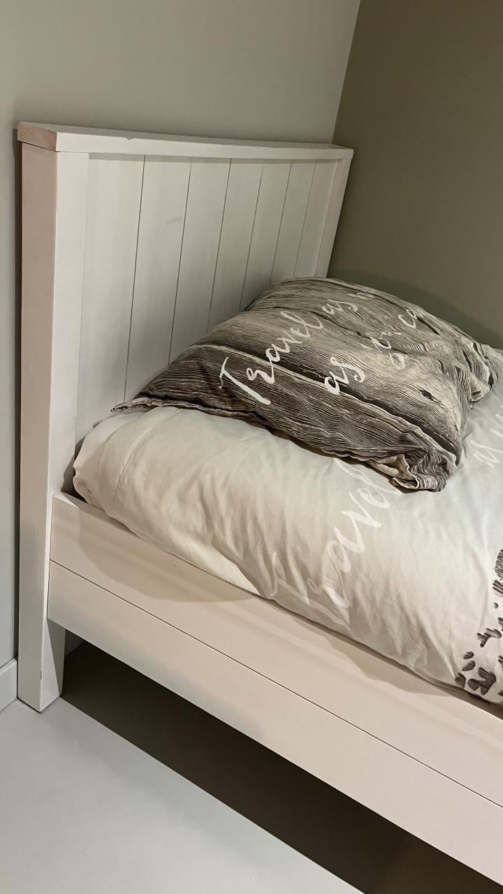 Ledikant / bed met nachtkastje Bopita