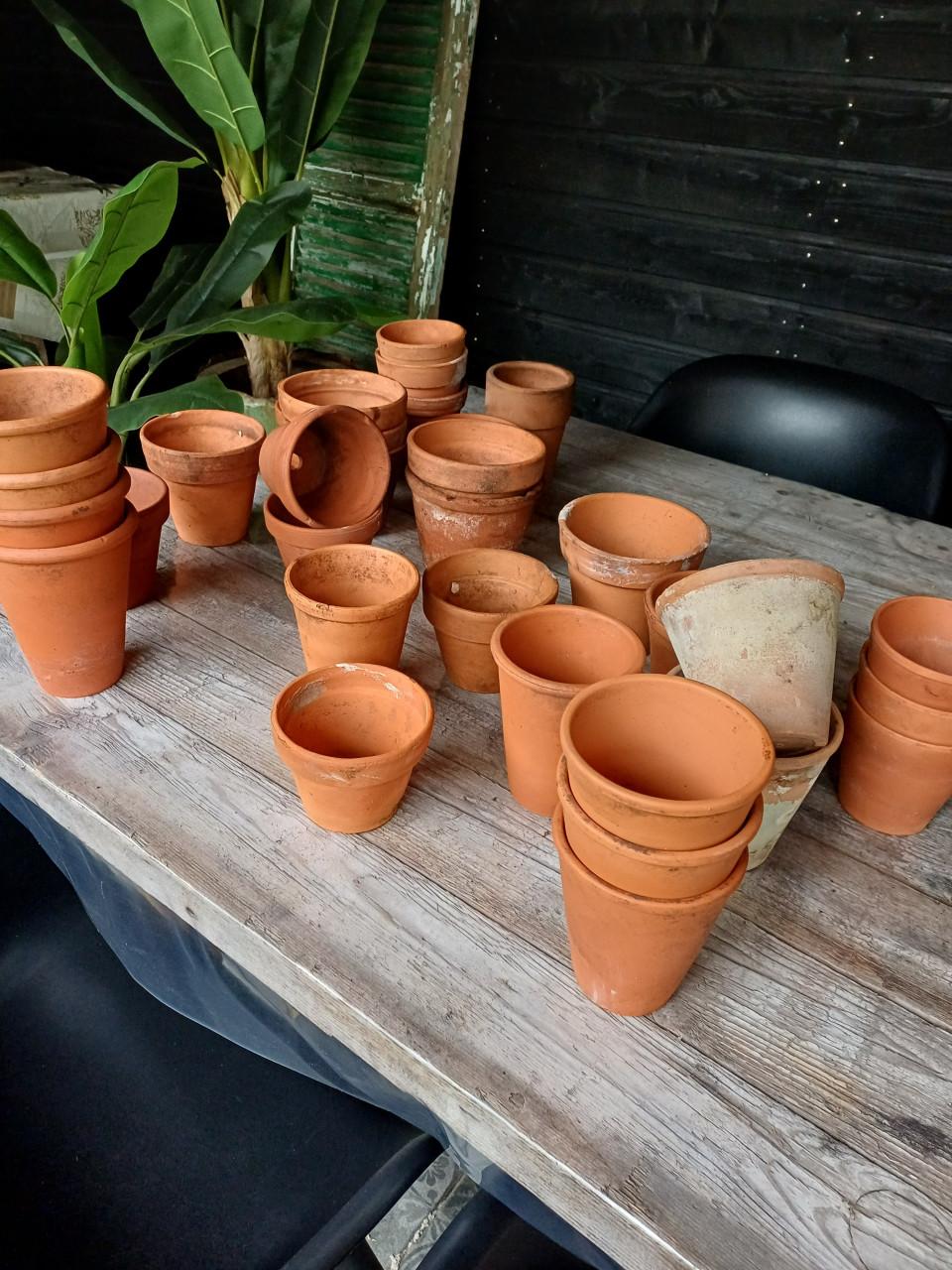 Verzameling terracotta potjes