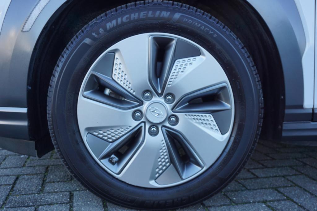 Hyundai Kona ev premium 64 kwh automaat - airco / navi / cruise / leder / s