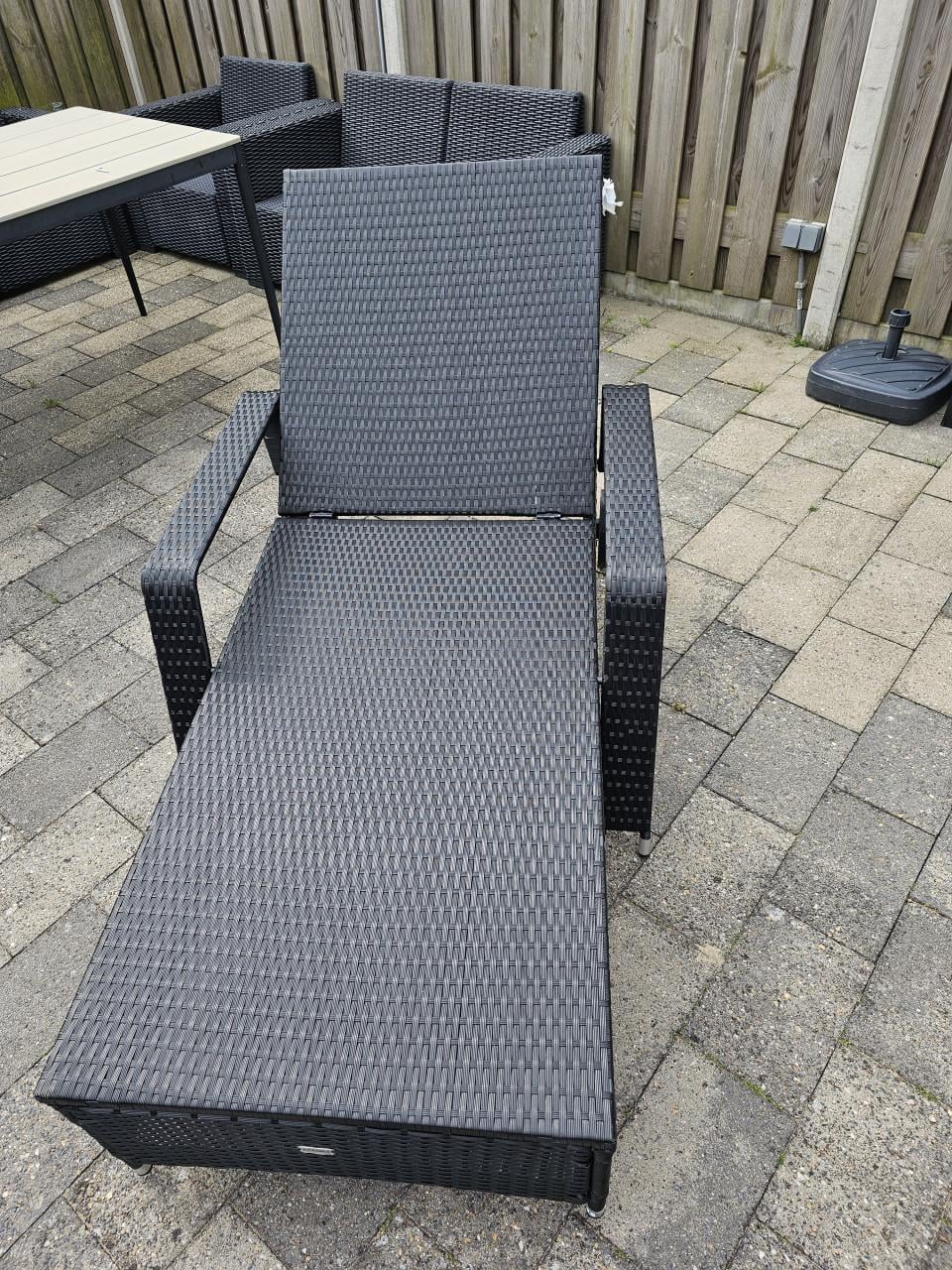 Groot stevig ligbed ligstoel