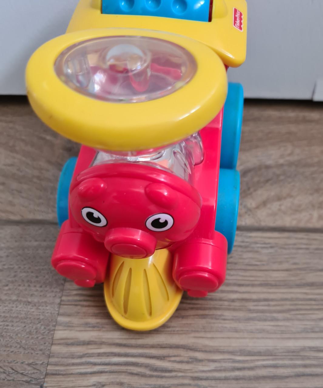 Fisher-Price Poppity Pop Trein in de kleuren rood, blauw en geel.