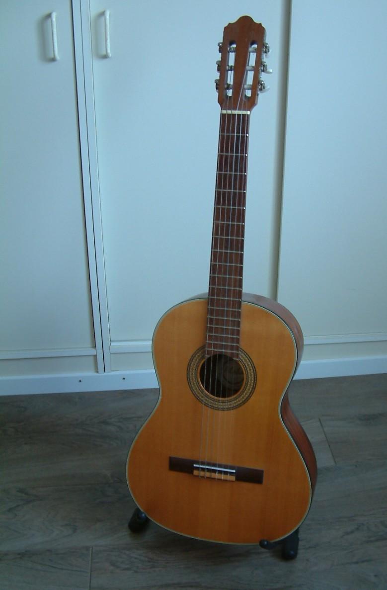 Klassiek Alpha gitaar 1973  NL  gebouwd onder  De Martin gitaar bouwers