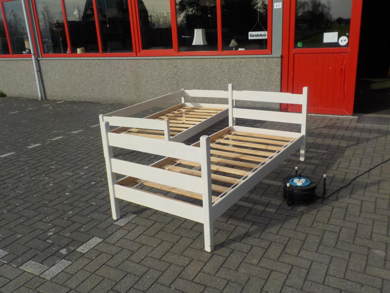 2 ledikanten met lattenbodems setprijs 40  euro in goede staat