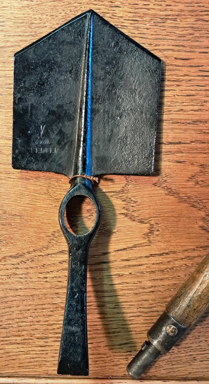 Militair WO2 Engelse pioniersschep 1942 Elwell Pick & Shovel in foudrail