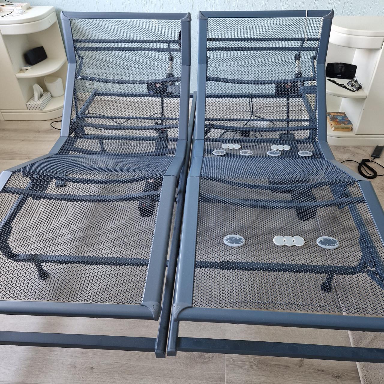 Te koop bedombouw met nachtkastjes.