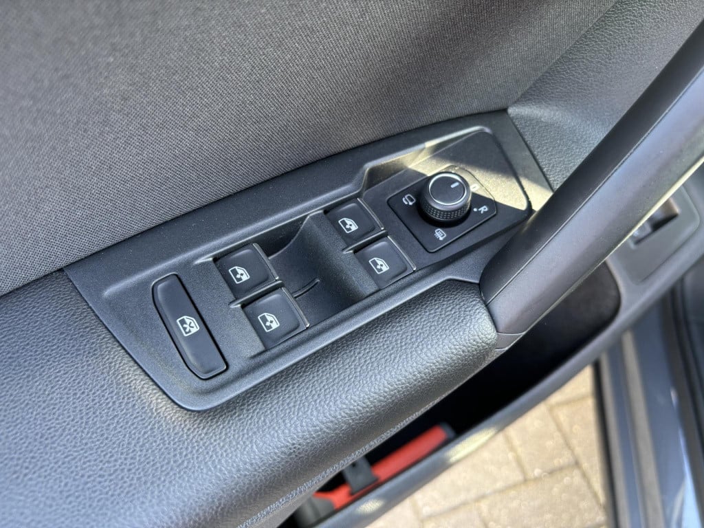 Volkswagen Tiguan 1.5 tsi elegance trekhaak |  camera | apple carplay/andro